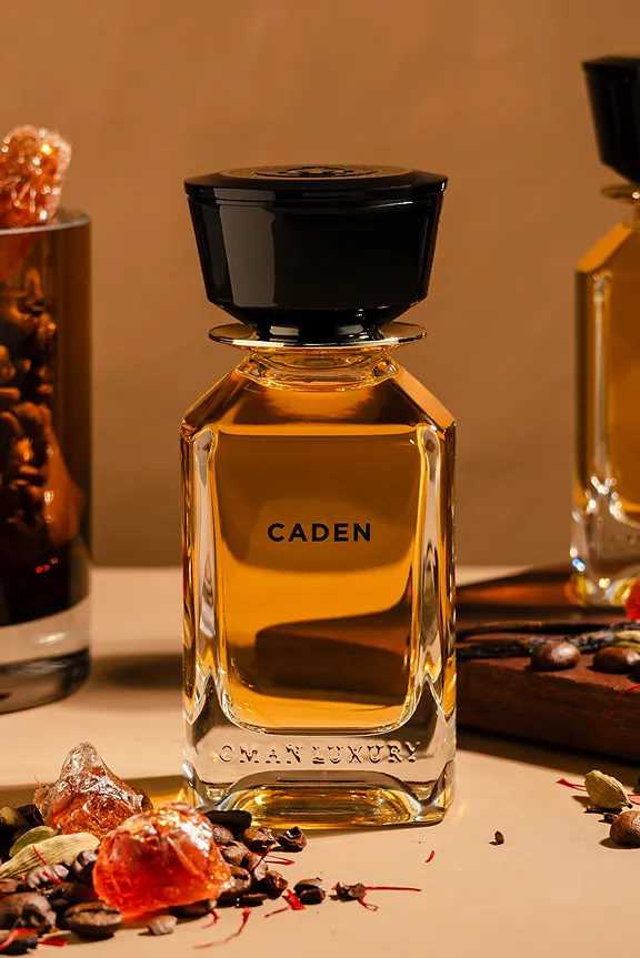 Parfümflakon CADEN mit Gewürzen und Kaffee.